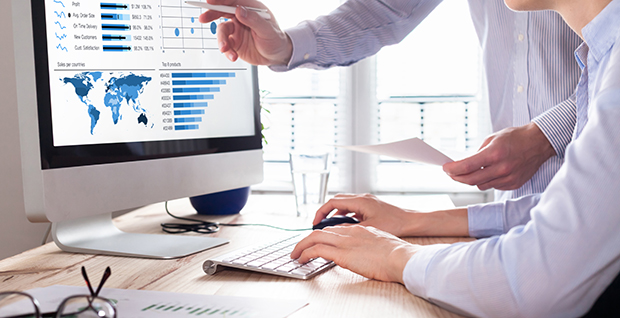 Two business professionals analyzing Minitab's business intelligence solutions.