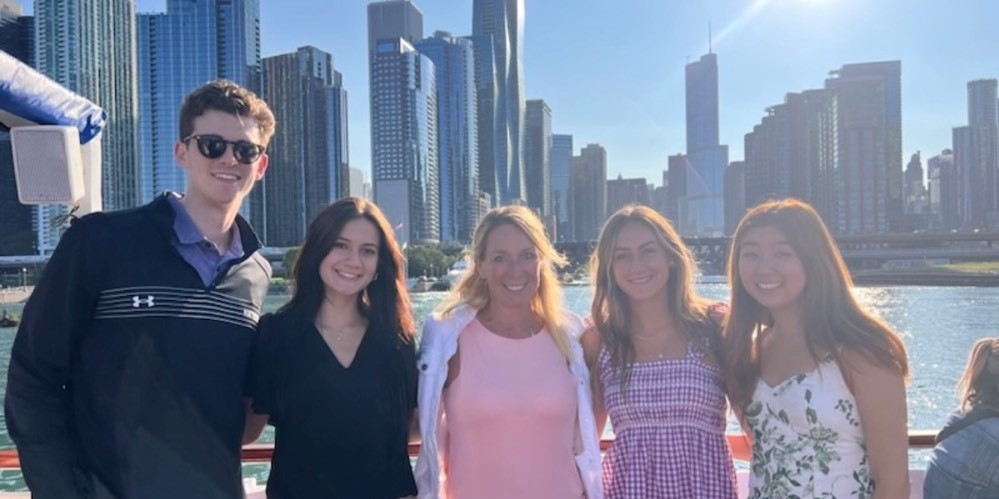 Pasantes de Minitab de pie frente al río y la ciudad de Chicago