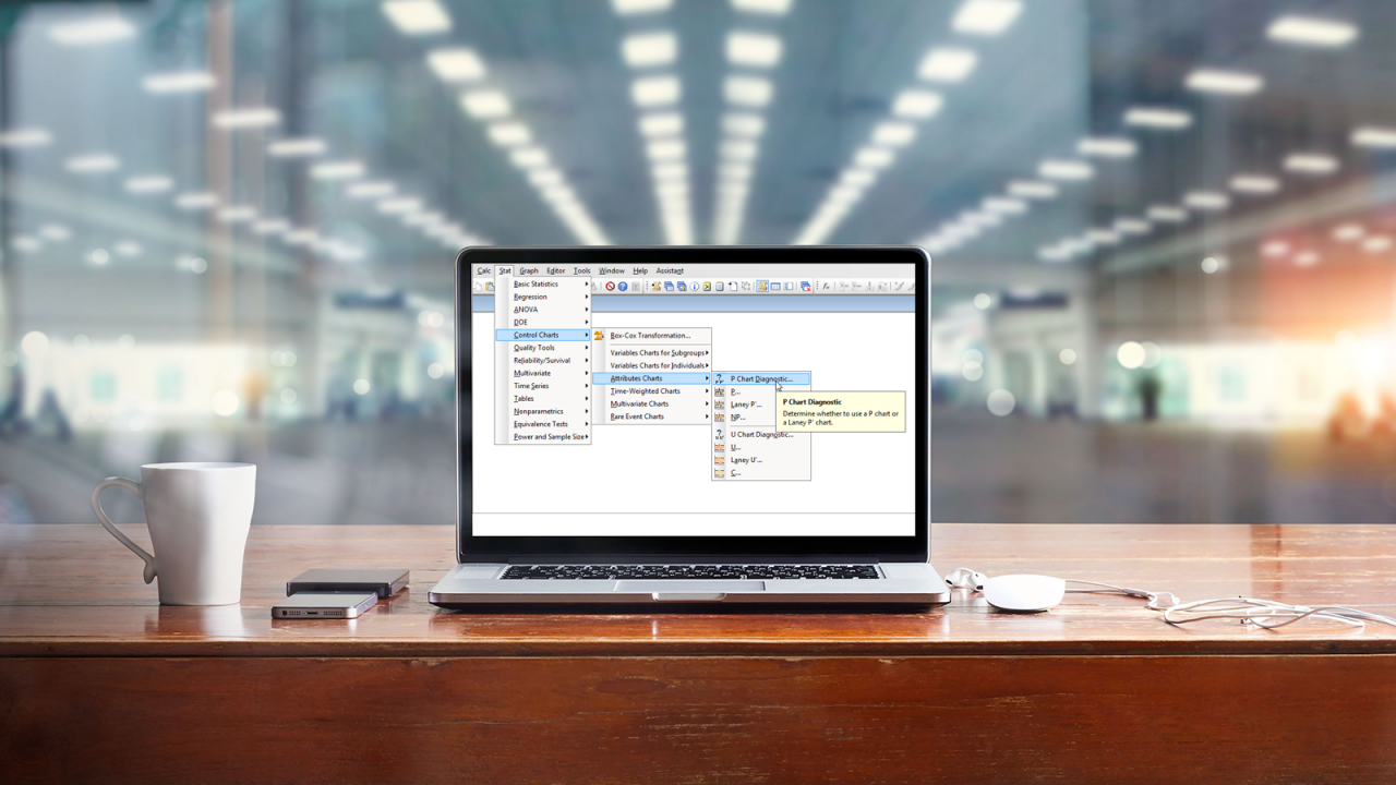 Computadora portátil con pantalla en blanco en la mesa y espacio de trabajo con la oficina de fondo