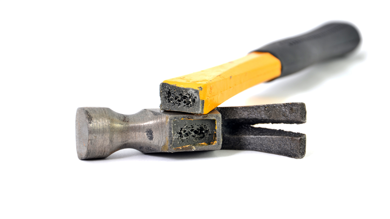 黄色いハンドルと黒いグリップの付いた壊れたハンマー