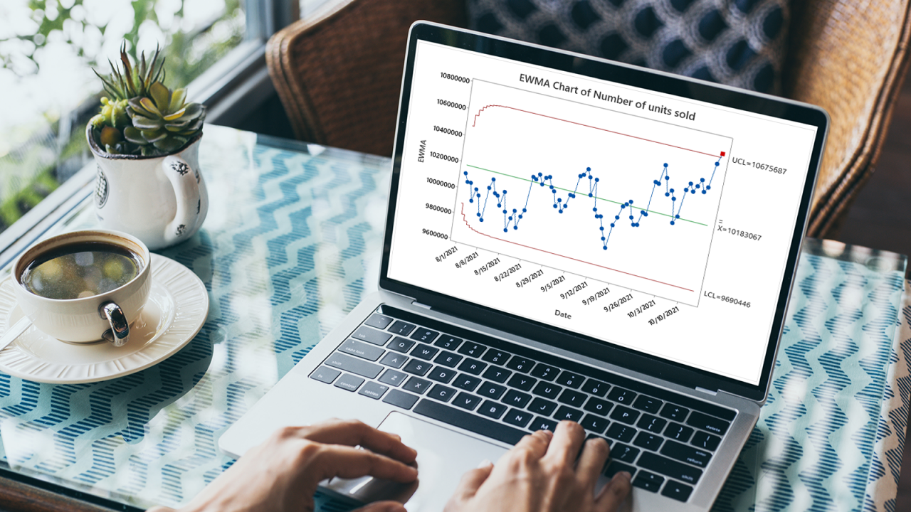 Mulher usando laptop em mesa no café